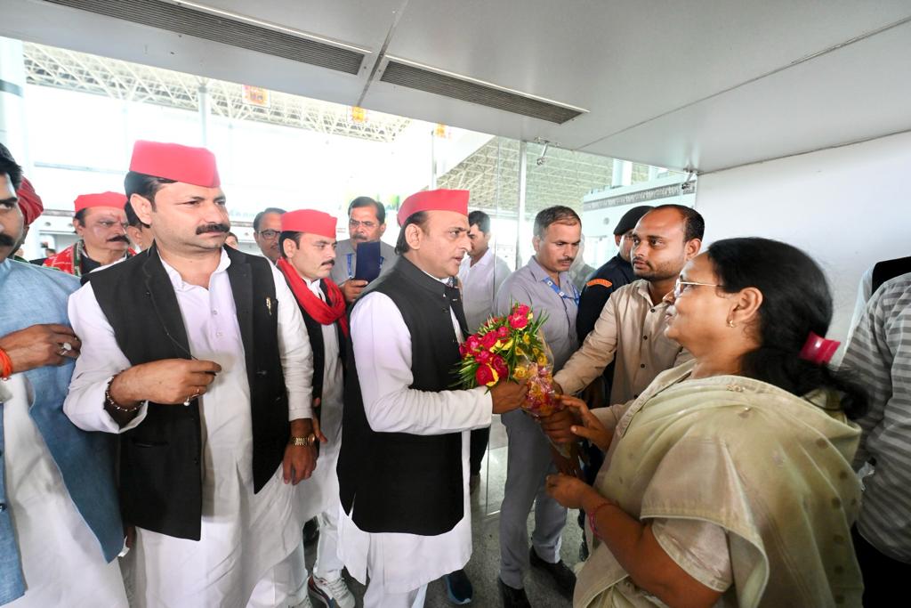 AsisaYaduvansa's tweet image. मध्य प्रदेश के सपा प्रत्याशियों के समर्थन हेतु विभिन्न सीटों पर जनसभाओं को संबोधित करने के लिए मध्य प्रदेश पहुंचे जहां सपा कार्यकर्ताओं और नेताओं ने गर्मजोशी से स्वागत किया गया।

#ISupportAkhilesh #AkhileshYadav
@yadavakhilesh @samajwadiparty @aashishsy @dimpleyadav