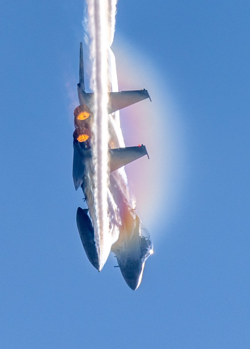 jigurohiro's tweet photo. Rainbowを纏った飛行機を撮る事が出来たので是非ご覧下さい✨ https://t.co/2IFieElVB7