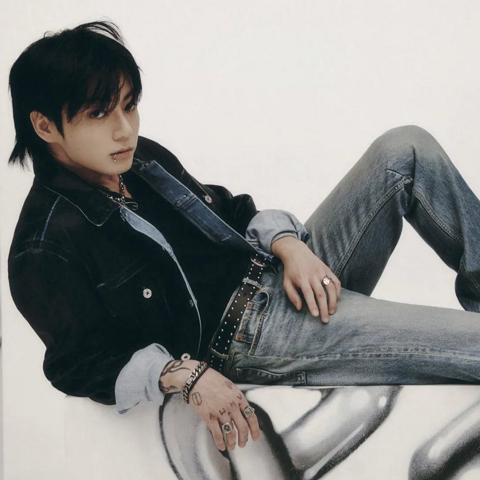 PopBase's tweet photo. ‘GOLDEN’ by Jungkook becomes the first album by a soloist to sell over 2 million copies on its first day in Hanteo history. https://t.co/i57LBRAk5P