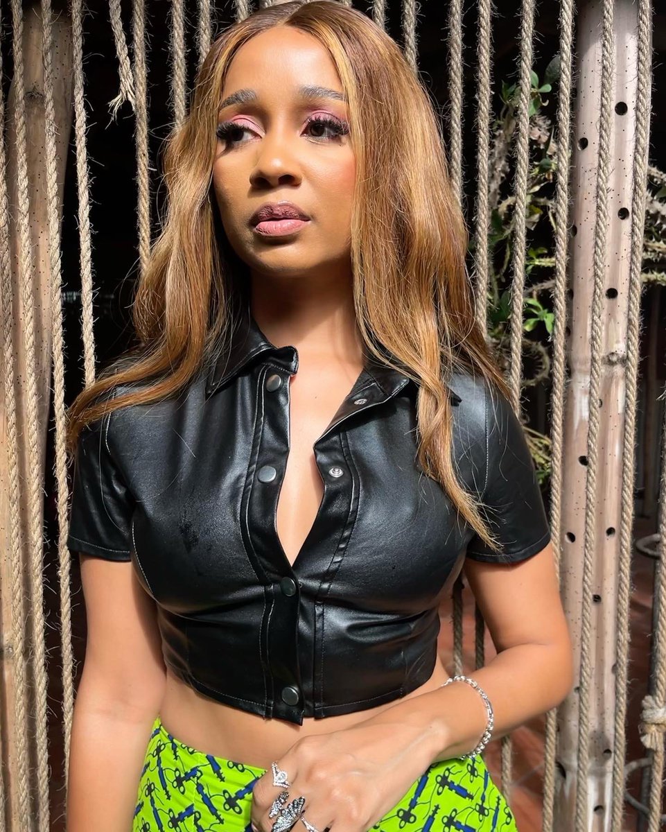 deborahvanessa7's tweet photo. 💚🖤 https://t.co/foXTX2MjFy
