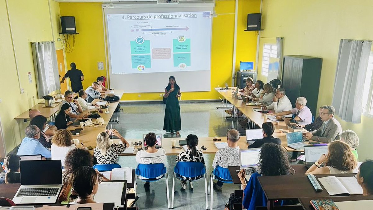 CTegali's tweet photo. Plan langues : Pôle territorialisé ouest : Les réalités des micro territoires au cœur de la réflexion des cadres école-collège-Lycée pour la cohérence  des parcours renforcés en langues étrangères et régionales : du bilinguisme vers le plurilinguisme. @pf_mourier @IsabelleLeguy https://t.co/q6pDxO4ZdI