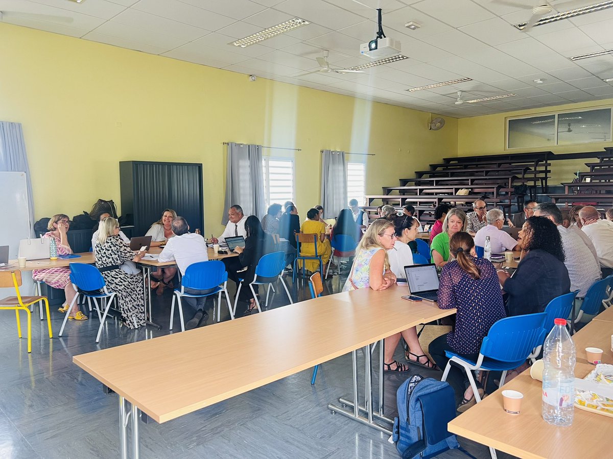 Plan langues : Pôle territorialisé ouest : Les réalités des micro territoires au cœur de la réflexion des cadres école-collège-Lycée pour la cohérence  des parcours renforcés en langues étrangères et régionales : du bilinguisme vers le plurilinguisme. <a href="/pf_mourier/">PF MOURIER</a> <a href="/IsabelleLeguy/">Isabelle Leguy</a>