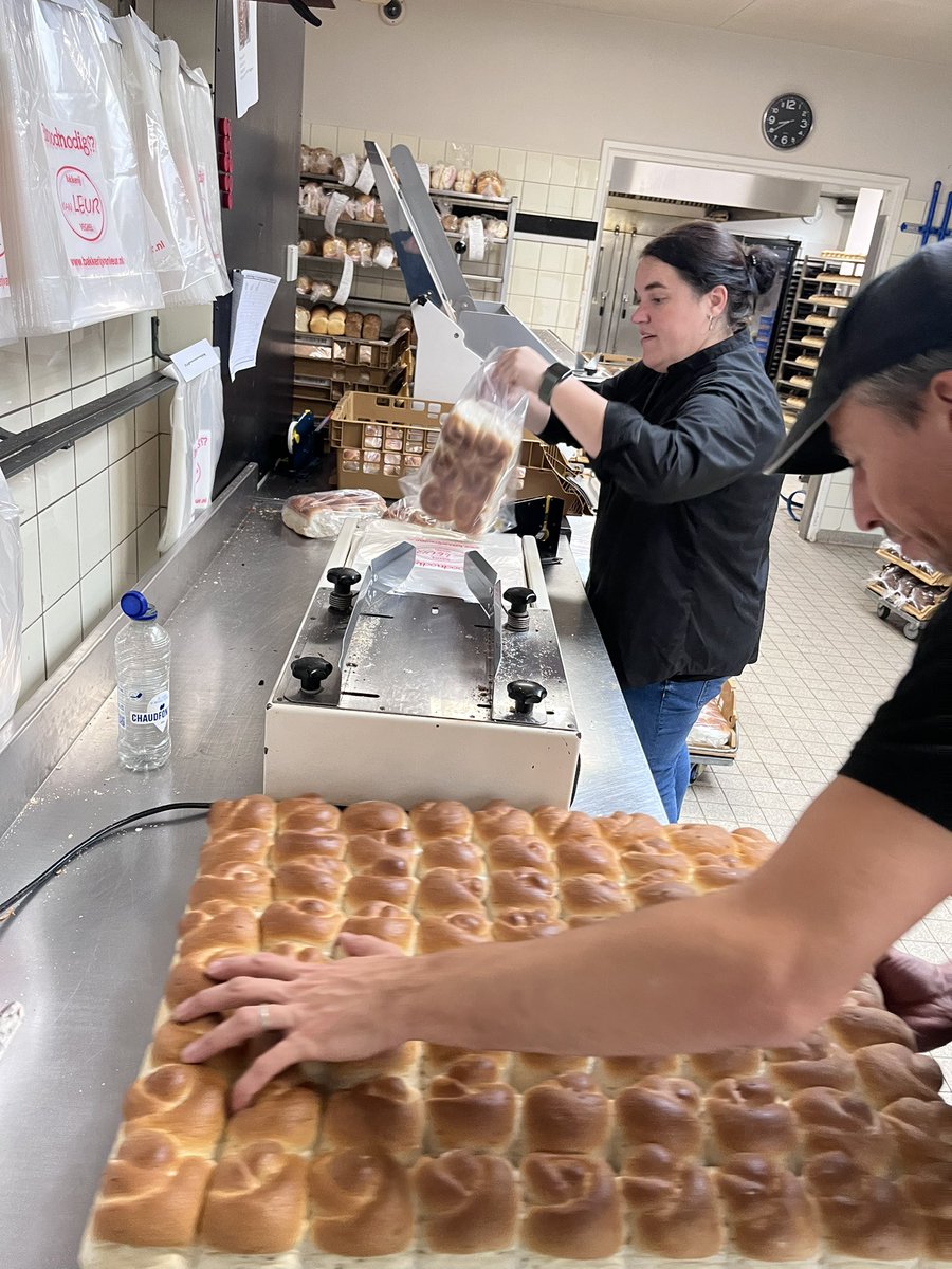 krollenloop's tweet image. Dol op de krol! Dat zijn ze bij @BakkerijvanLeur en wij trouwens ook! 😋 Duizenden en duizenden handgeknoopte exemplaren worden er deze dagen met de hand gemaakt. En dat allemaal voor de lekkerste loop van Brabant!