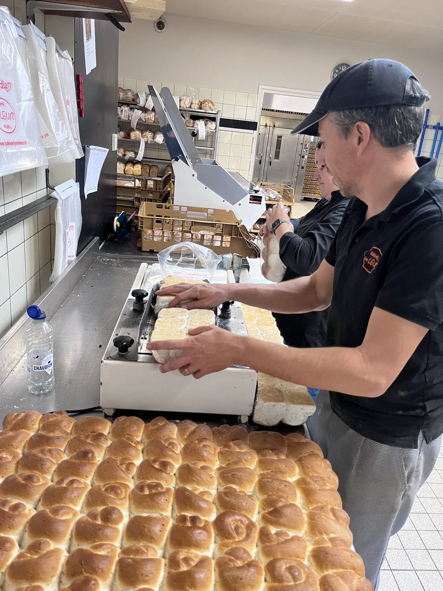 krollenloop's tweet image. Dol op de krol! Dat zijn ze bij @BakkerijvanLeur en wij trouwens ook! 😋 Duizenden en duizenden handgeknoopte exemplaren worden er deze dagen met de hand gemaakt. En dat allemaal voor de lekkerste loop van Brabant!