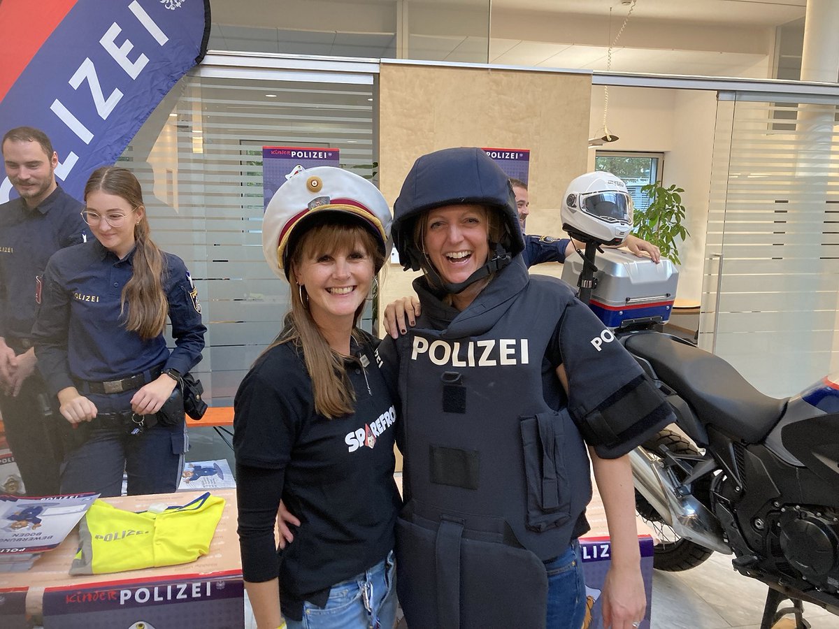 Strahlende Kinderaugen udd gute Gespräche bei einer Tasse Caffee gabs unlängst bei der Sparkasse Feldkirch, wo die Kinderpolizei und unsere Sicherheitskoordinatoren von Gemeinsam.Sicher zu Besuch waren 
#polizeivorarlberg #Weltspartag #feldkirch #Kinder 
📷 LPD Vlbg