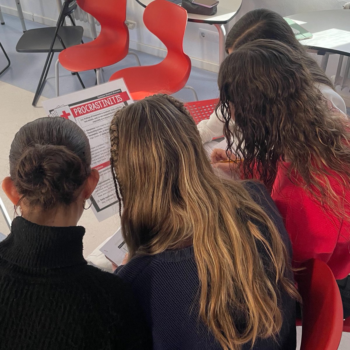 SalesiansMAT's tweet photo. #BATXILLERAT Tutoria “Student diseases”. L’alumnat de 2n de batxillerat identifica els trastorns que pateix a partir d’una metàfora mèdica. D’aquesta manera, identifiquem problemàtiques i hi posem solució.

#2nBAT #Educació #Acompanyamen #unsomniperatu https://t.co/e1iYM62mtU