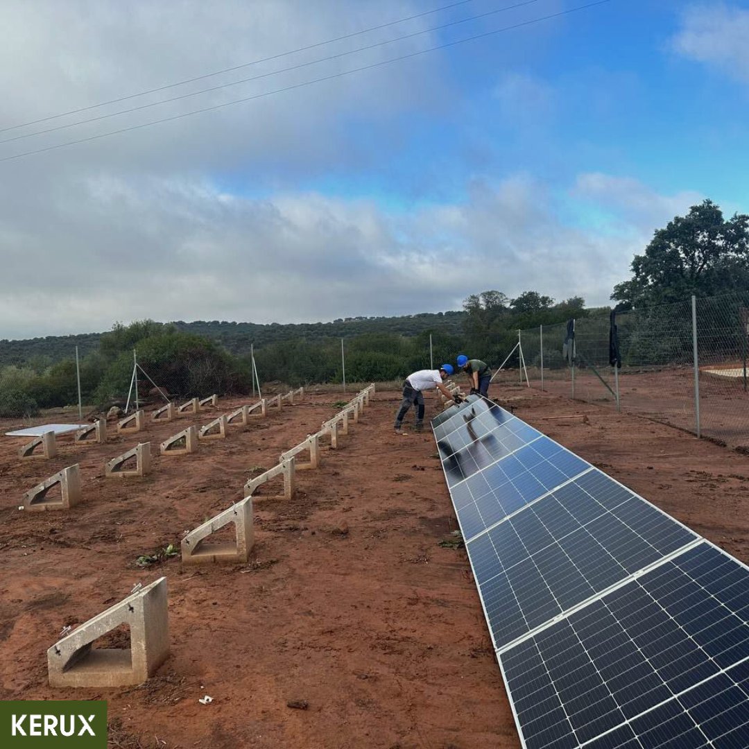 En la primera imagen, vemos una placa solar policristalina rota (conectores dañados también).

Tras contactar con nosotros, nuestro equipo de instalación intercambió las placas dañadas por otras nuevas monocristalinas🛠

Cuidar tus placas solares es esencial, ¡Renueva con Kerux!