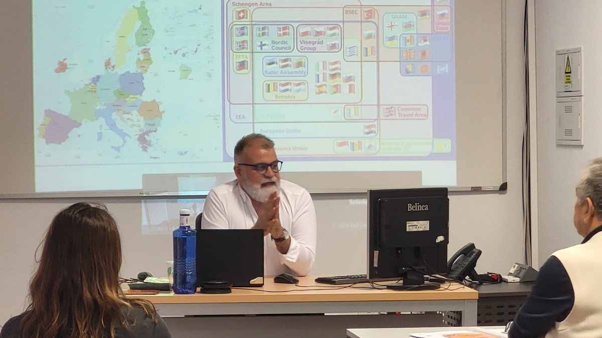 Este 2 de noviembre en visita al
<a href="/CebesBioderecho/">CEBES</a>, <a href="/alfonsoalcolea/">Alfonso Alcolea 🇪🇺</a>, funcionario de
<a href="/EU_ENV/">EU Environment</a> y miembro del grupo de investigación del Proyecto BICLIMAIURIS, impartió una Conferencia sobre la Política y el Derecho ambiental en la UE. Gracias por el provechoso debate. #Bioderecho