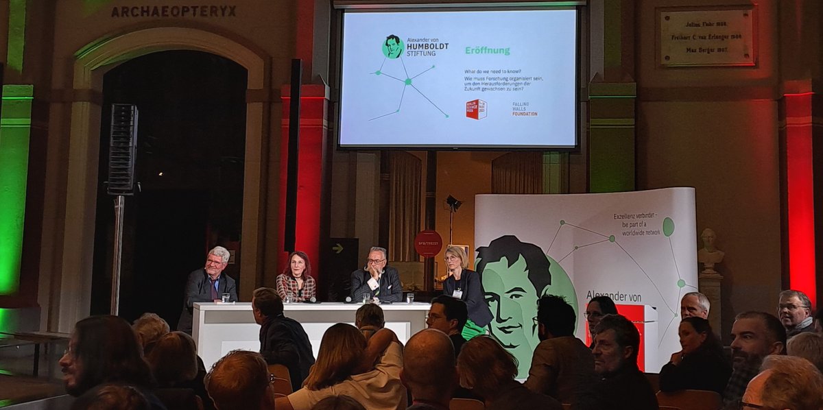 AvHStiftung's tweet image. Wie macht man Forschung fit für die Herausforderungen der Zukunft? Mit dieser Frage eröffnete Stiftungspräsident Robert Schlögl den Campus der #BerlinScienceWeek. Fazit: Weniger Bürokratie, mehr Zeit für begeisternde Wissenschaftskommunikation. @BerlinSciWeek #Wisskomm #Scicomm