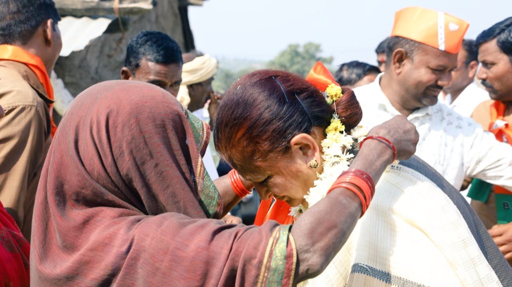 ChitnisArchana's tweet photo. बुरहानपुर के जामठी में कार्यकर्ताओं एवं मतदाताओं से संवाद किया और उनका आशीर्वाद प्राप्त किया।
#Burhanpur  #Archanachitnis4burhanpur #Archanadidi4burhanpur #DidiKiJeetBurhanpurKiJeet #Archanadidi #Archanachitnis #जयभाजपा_विजयभाजपा #जीतेंगे_बूथ_जीतेगी_भाजपा #onlydidi
@BJP4MP https://t.co/M7KQTOpDyQ