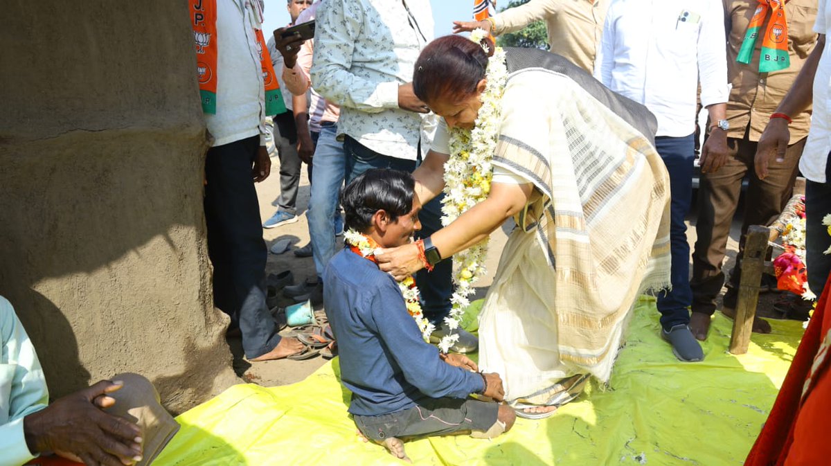 ChitnisArchana's tweet photo. बुरहानपुर के जामठी में कार्यकर्ताओं एवं मतदाताओं से संवाद किया और उनका आशीर्वाद प्राप्त किया।
#Burhanpur  #Archanachitnis4burhanpur #Archanadidi4burhanpur #DidiKiJeetBurhanpurKiJeet #Archanadidi #Archanachitnis #जयभाजपा_विजयभाजपा #जीतेंगे_बूथ_जीतेगी_भाजपा #onlydidi
@BJP4MP https://t.co/M7KQTOpDyQ