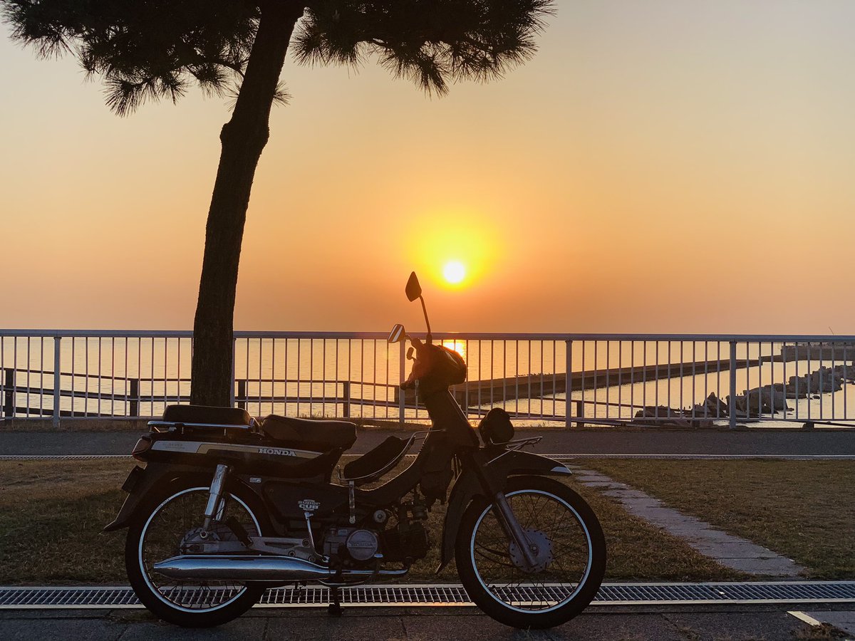 uminchu1078j's tweet photo. #カブ散歩 #夕焼け
・
天気も良くて暖かかったし、久々にカブで走りたくなったので、娘が入院してる病院まで様子をみに行ってきた。🏍️
・
#快晴 #海辺 #明石海峡 #海 #ocean #sea #カブスタグラム #カブ #スーパーカブ #タイカブ #ha06 #オールドルック #1995年式 #カブ主物語 #honda #ホンダ #bike https://t.co/2J0u8RYznQ