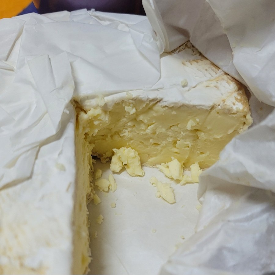 ullallah's tweet image. 왜 유독 치즈는 한국에 오면 맛이 없어질까? 노르망디산 ㅋㅅㅌㅋ 브리도 미국에선 브리 같았는데 한국 오니 고구마 비주얼..