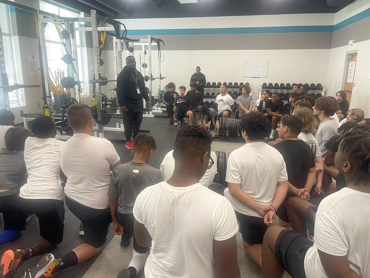 nolimit_smith's tweet photo. @CoachHitchens offensive coordinator @BengalLifestyle came by this morning and dropped some nuggets on @ViperStrength the in season games are won based on the work you do in the off season! #WinningIsAChoice #SuccessIsAProcess
#C.O.M.P.E.T.E. #KeepChoppingWood🪓 https://t.co/WdTjNVIsPA