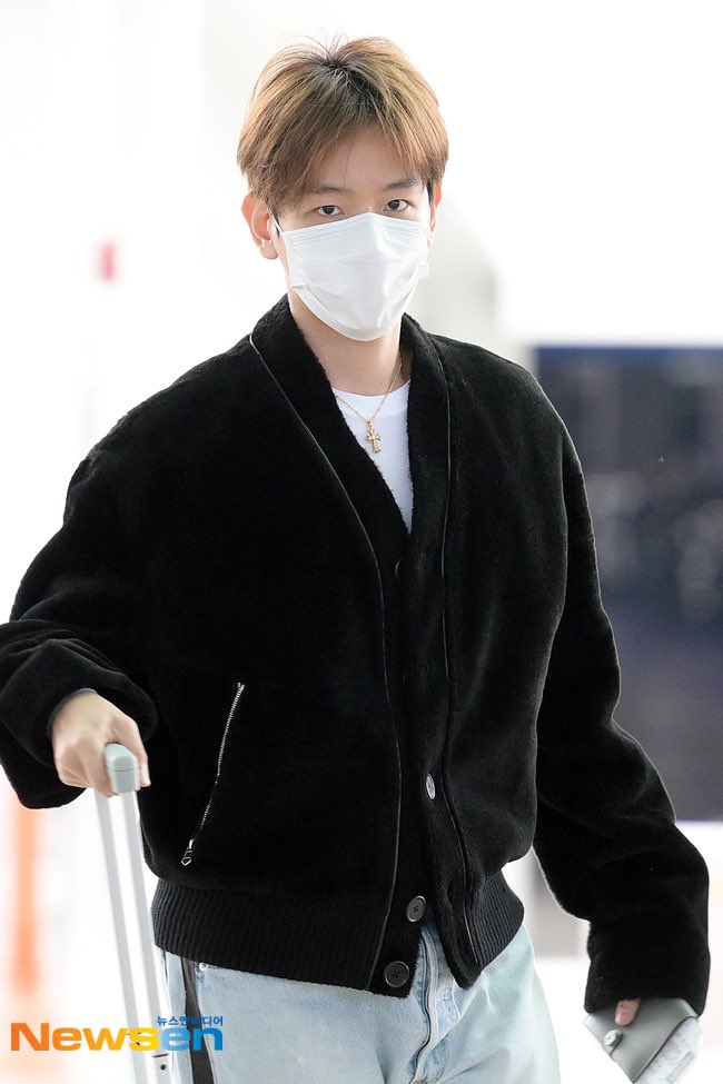 EXOGlobal's tweet photo. NEWSPIC 📸 | 231103 #BAEKHYUN  departing to Jakarta, Indonesia ✈️🇮🇩

#EXO #엑소 @weareoneEXO @B_hundred_Hyun https://t.co/e8iGuqf4X8