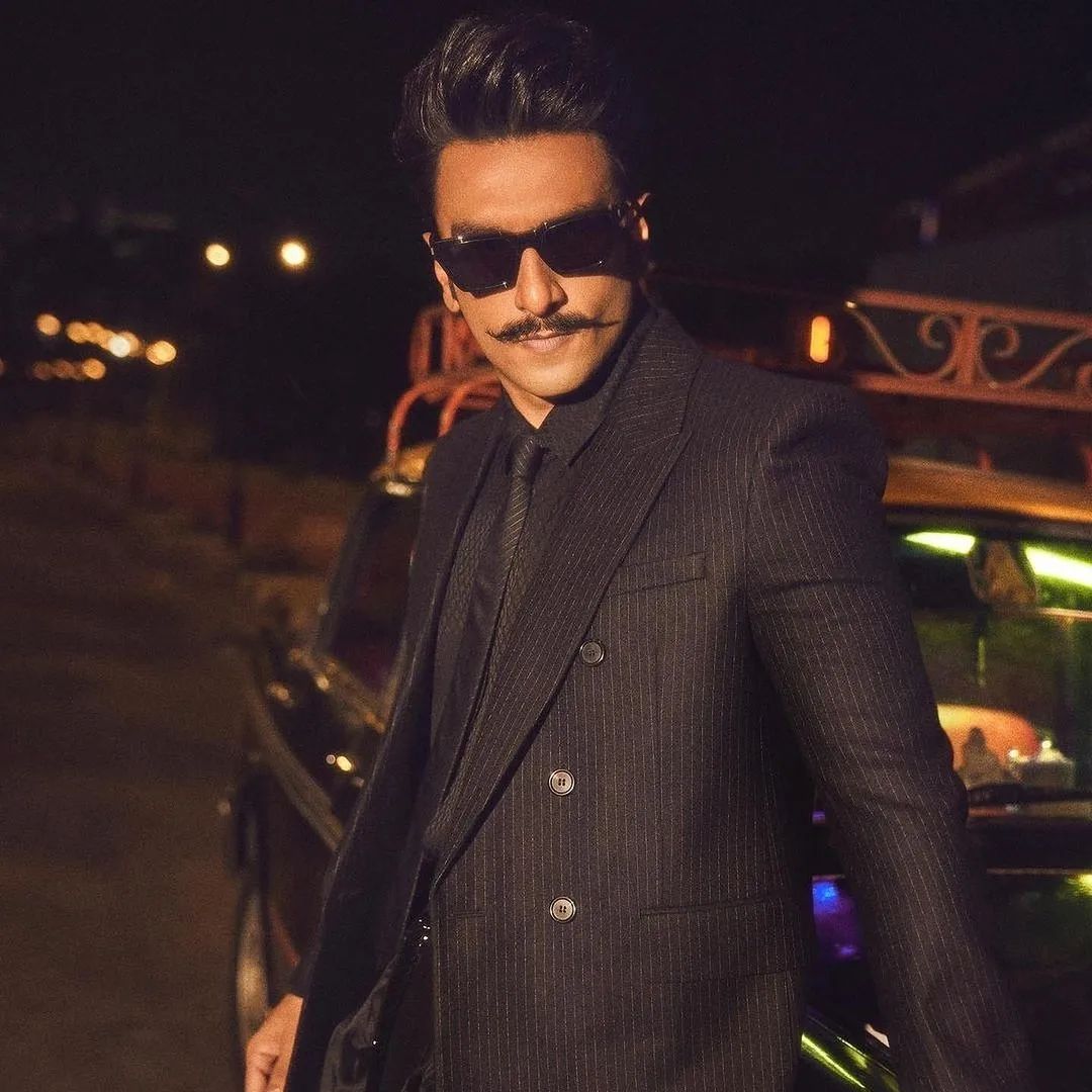 AhmedabadTimes's tweet photo. .@RanveerSingh strikes a pose with #KaliPeeli taxi, a symbol of Mumbai's past that will always be remembered fondly.
#RanveerSingh #Mumbai #kaalipeeli https://t.co/Za5etgyUdR