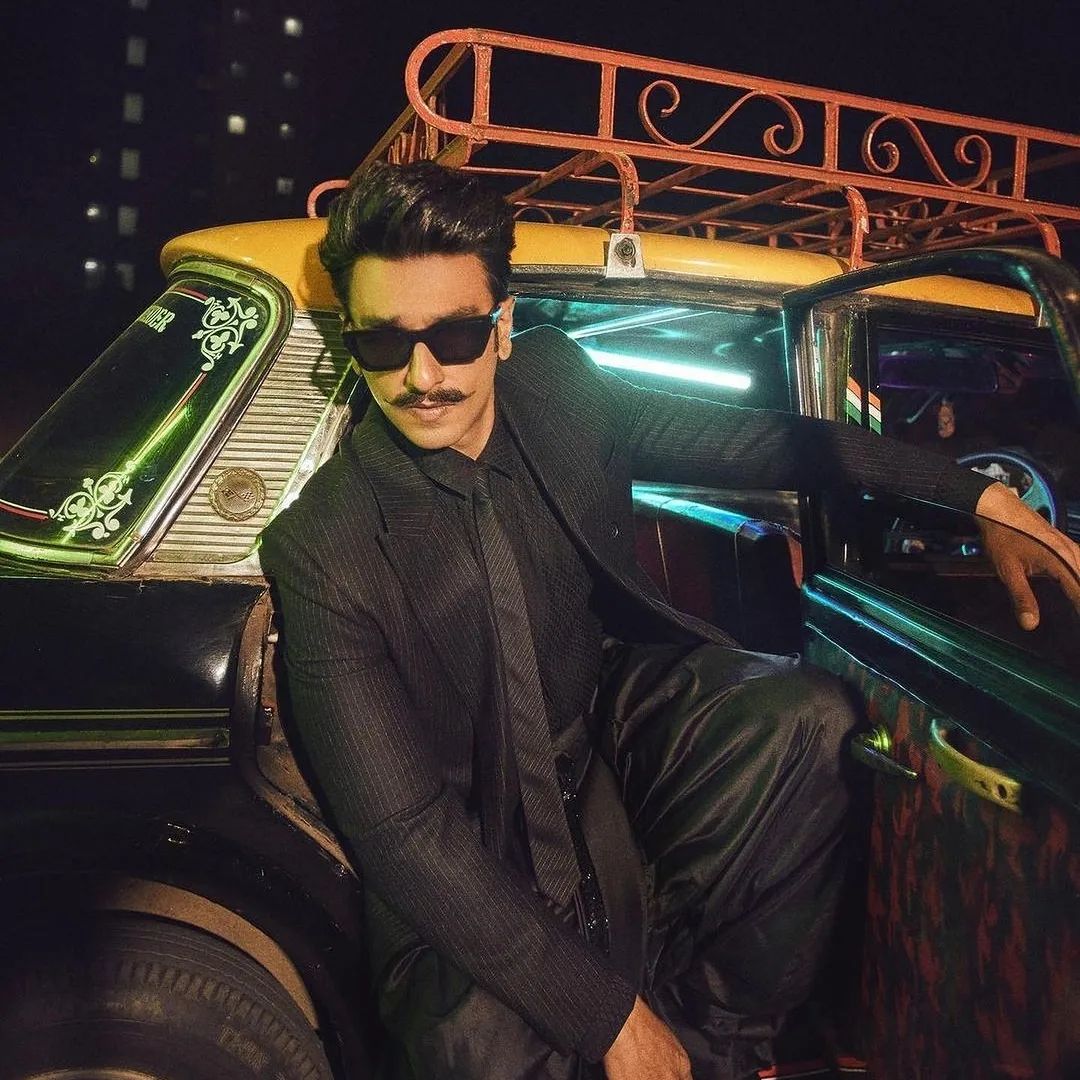 AhmedabadTimes's tweet photo. .@RanveerSingh strikes a pose with #KaliPeeli taxi, a symbol of Mumbai's past that will always be remembered fondly.
#RanveerSingh #Mumbai #kaalipeeli https://t.co/Za5etgyUdR