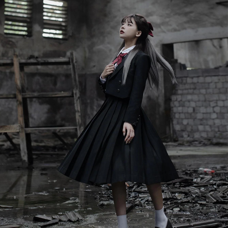 Jetblack jumperskirt＆shortjacket＆blouse

remulia.shop/products/htjk0…

黒一色のスタイルに胸元のリボンが映えるセット。 格式高いジャンパースカートとジャケットは、名門校に通う伯爵令嬢を彷彿とさせます。 紅く染まったリボンは魅惑的な雰囲気を演出し、その姿に思わず惑わされてしまいそう