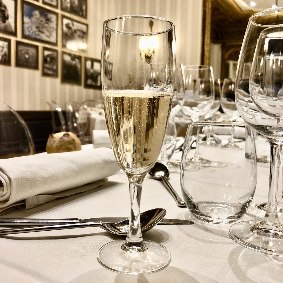 laurentalbaret's tweet photo. [#JavaisSoif] Jeudi 2 novembre 2023 • Dîner des partenaires de l'échange international des Cadets de l’air de l’@AeroclubFrance 🇫🇷 • Élégant champagne pour une très belle soirée ✈️ dans le salon Dassault ! #LesPionniersdeLAvenir - @IACE_France #avgeek #paris16 https://t.co/NbbLiPtN0S