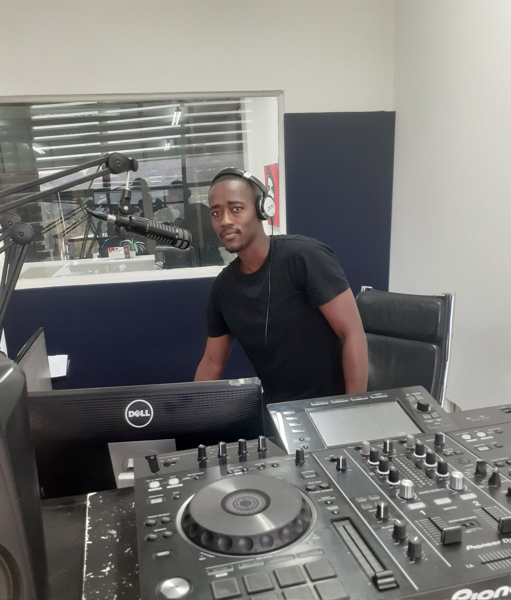 Chrisstheko's tweet photo. Doing it one last time!🤘#Breakfast4real 📻 @bokamoso974 Good morning and good day!!! https://t.co/WcZ0DAPXo3