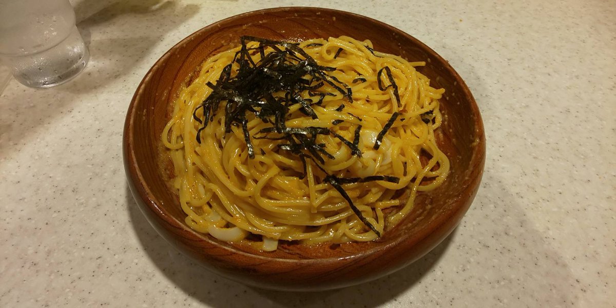 umiper's tweet photo. 新宿『はしや』タラコとイカとウニのスパゲティ。1番人気をオーダー。友達が友達に美味しいと言われたとかで気乗りしなかった。が！美味しい！待てよ？この味昔食べた事あるかも？…そう！壁の穴！懐かしい〜あ、歳がバレるw今日は全部食べた！ゲフッ。 https://t.co/H4MvSAMbN5