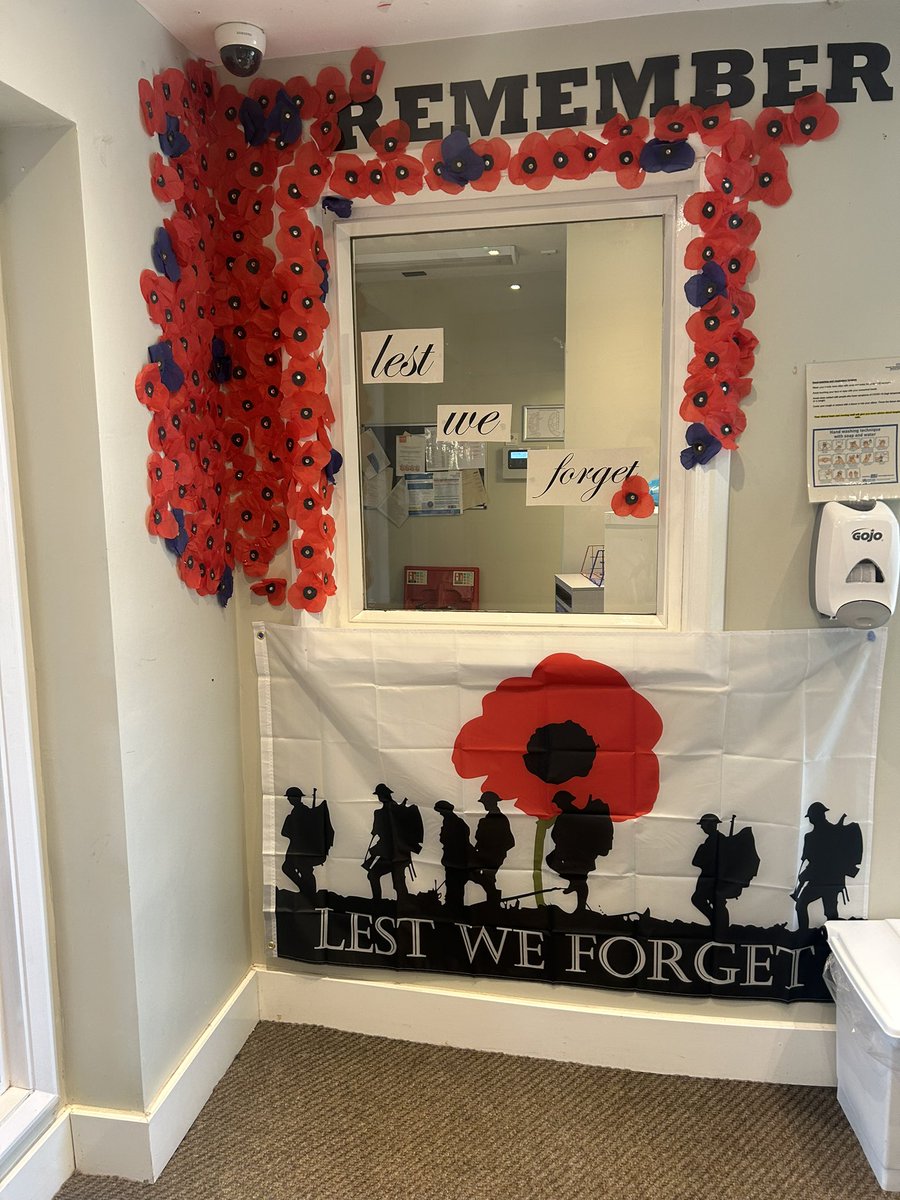 On the Lowry we love changing / decorating our entrance to the unit We made our own poppy’s #LestWeForget #RemembranceDay 🌹@JosephOgbeide4 🌹@BenStrongGMMH 🌹@LisaS823024566 🌹@AmeliaGMMH 🌹@JanNewlands 🌹@BeckyLowryunit