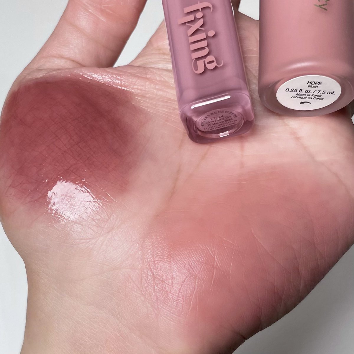 ลิปเคาะ etude glow fixing tint สี 05 mauvement เลย ฟินิชแบบน้ำกลิ้งบนปาก แดงก่ำๆ ตุ่นๆ บลัชเคาะ rare beauty สี hope คือใช่เลย แก้มนัวๆ ละมุนคือ hope เท่านั้น ชมพูลูกคุณ