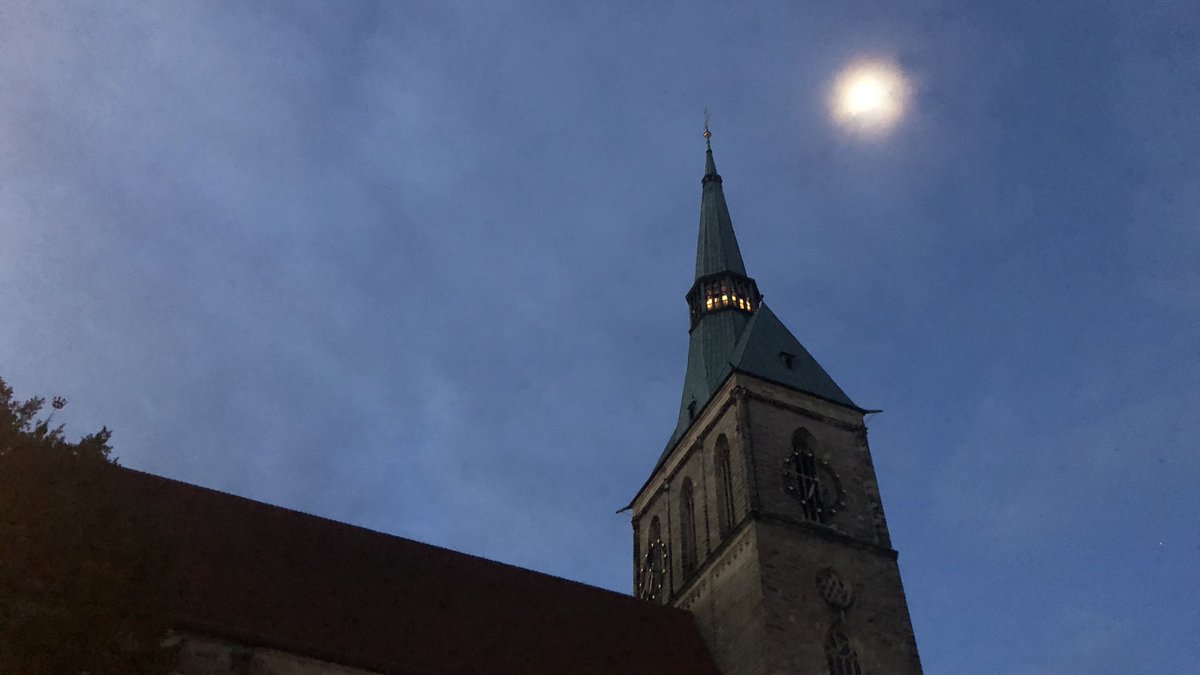 Blancko's tweet photo. Bei Quasimodo ist schon Licht.

#andreaskirche https://t.co/VclyWDSkON