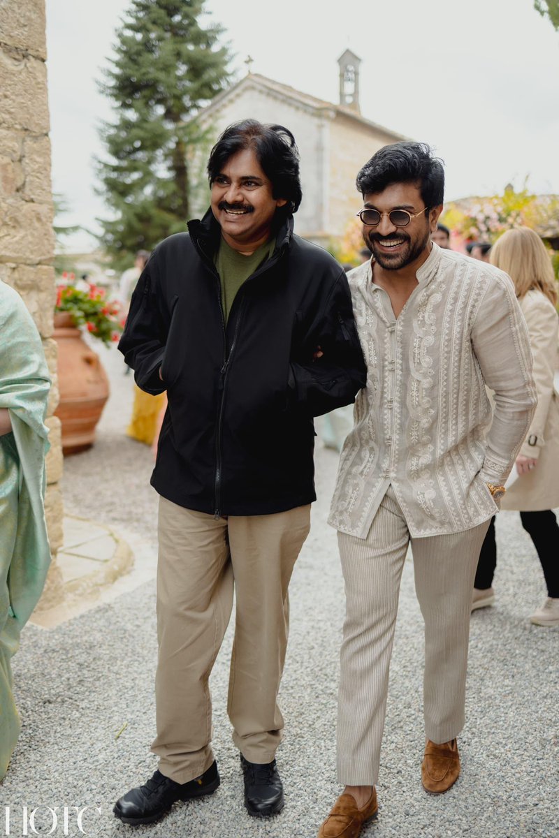 Teamchiru_srpt's tweet photo. A picture to be cherished forever at #VarunLav wedding ceremony ✨

#BabaiAbbai ♥️

@PawanKalyan - @AlwaysRamCharan 💞 https://t.co/DR5DvWqIVm