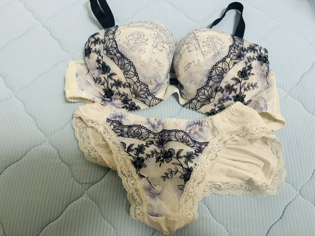 a_cha_shitagi's tweet photo. ちょっと大人っぽいブラショーツのセットです🎀
ショーツ特に使用感あるかもです…😖

🐰3000円🤍
🐰レタパ・匿名配送は＋300円🤍

お迎えしてくださる方はリプかDMお待ちしてます💙

#下着売ります   #下着売り子
#パンツ売ります   #パン��売り子
#ブラ売ります https://t.co/f1zuofJdIP