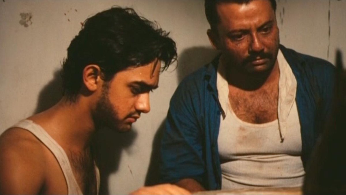 Ashes..
Our still of the day features #AamirKhan n #PankajKapur from 'Raakh' (1989, dir Aditya Bhattacharya). Aamir's first after QSQT, his intense portrayal fetched him, and indeed Kapur, best actor/supporting actor nominations at the 36th National Film Awards. #filmiyaadein