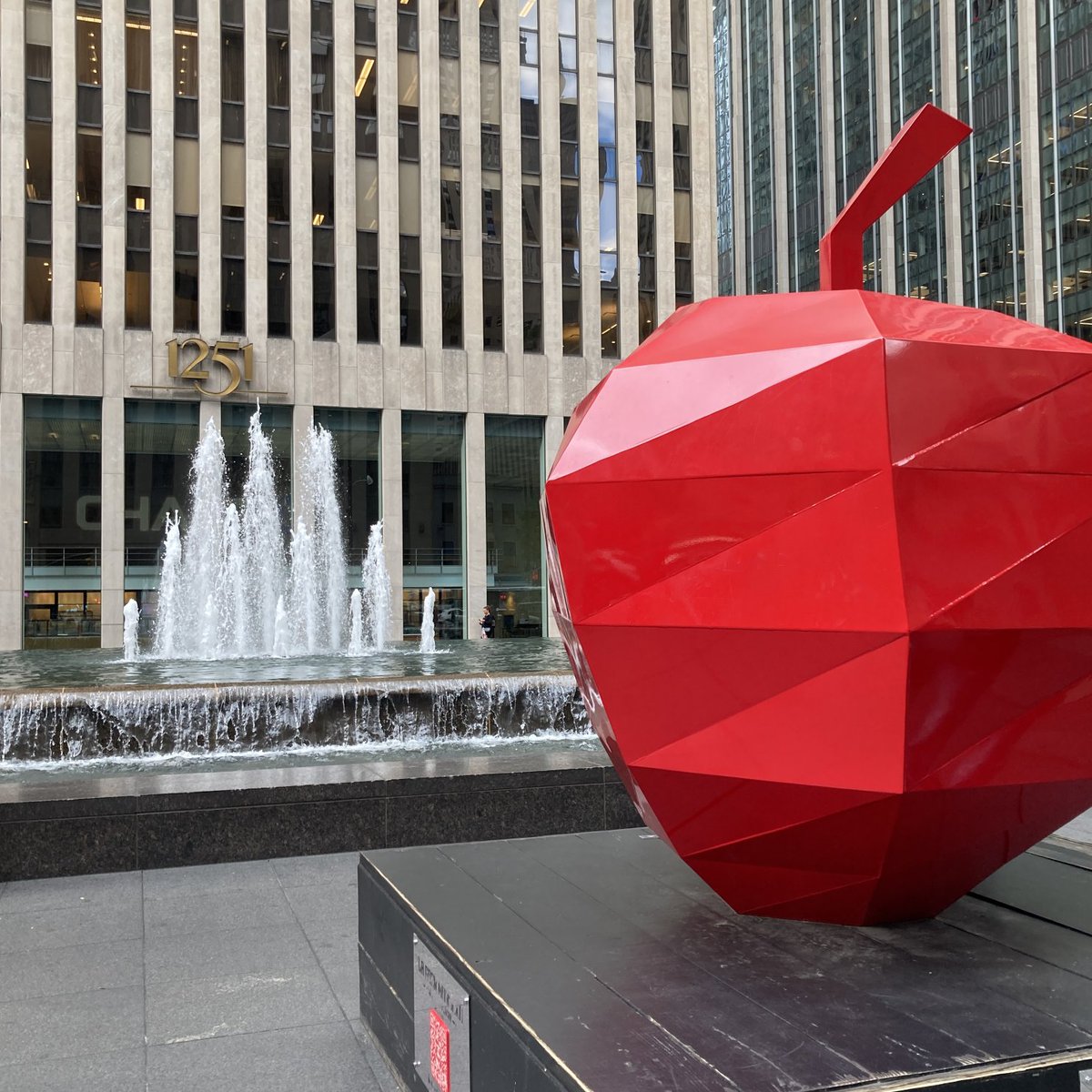 Fountain in front of 1251 Avenue of the Americas, Rockefeller Center ⛲️

La Gran Manzana sculpture by artist Enrique Cabrera 🍎

#NYC #FountainFriday #Fountain #BigApple #Art
