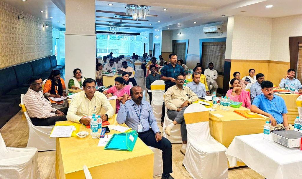 KarSAPS's tweet photo. A two day State Level DAPCU Officers review meeting was conducted at Abhimaani Vasathi Hotel, Bangalore. Dr.Ramesh Chandra Reddy APD, KSAPS, Dr.Veerana Gowda Patil, JD Finance and other KSAPS officers ,DAPCU and DS were present.
#UniteToFightHIV #EndHIV #TogetherWeCan https://t.co/22Ndz8AnKM