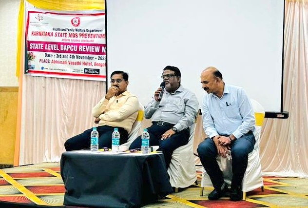 KarSAPS's tweet photo. A two day State Level DAPCU Officers review meeting was conducted at Abhimaani Vasathi Hotel, Bangalore. Dr.Ramesh Chandra Reddy APD, KSAPS, Dr.Veerana Gowda Patil, JD Finance and other KSAPS officers ,DAPCU and DS were present.
#UniteToFightHIV #EndHIV #TogetherWeCan https://t.co/22Ndz8AnKM
