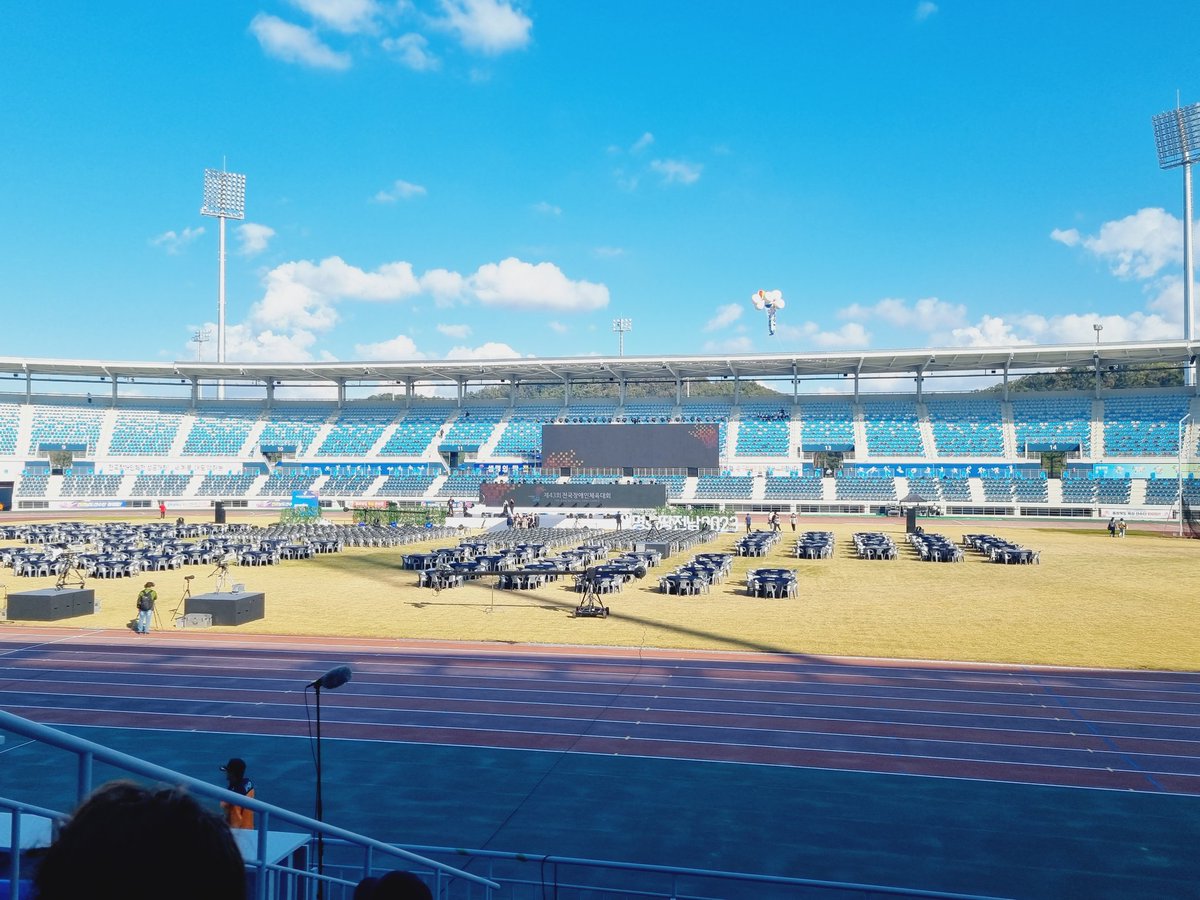 love_starhee_'s tweet image. 🧡목포 전국장애인 체육대회🧡

선물 꾸러미 구성 대박...👍
오늘도 희재 오라버니 응원 가즈아🤩

#김희재 #전국장애인체육대회