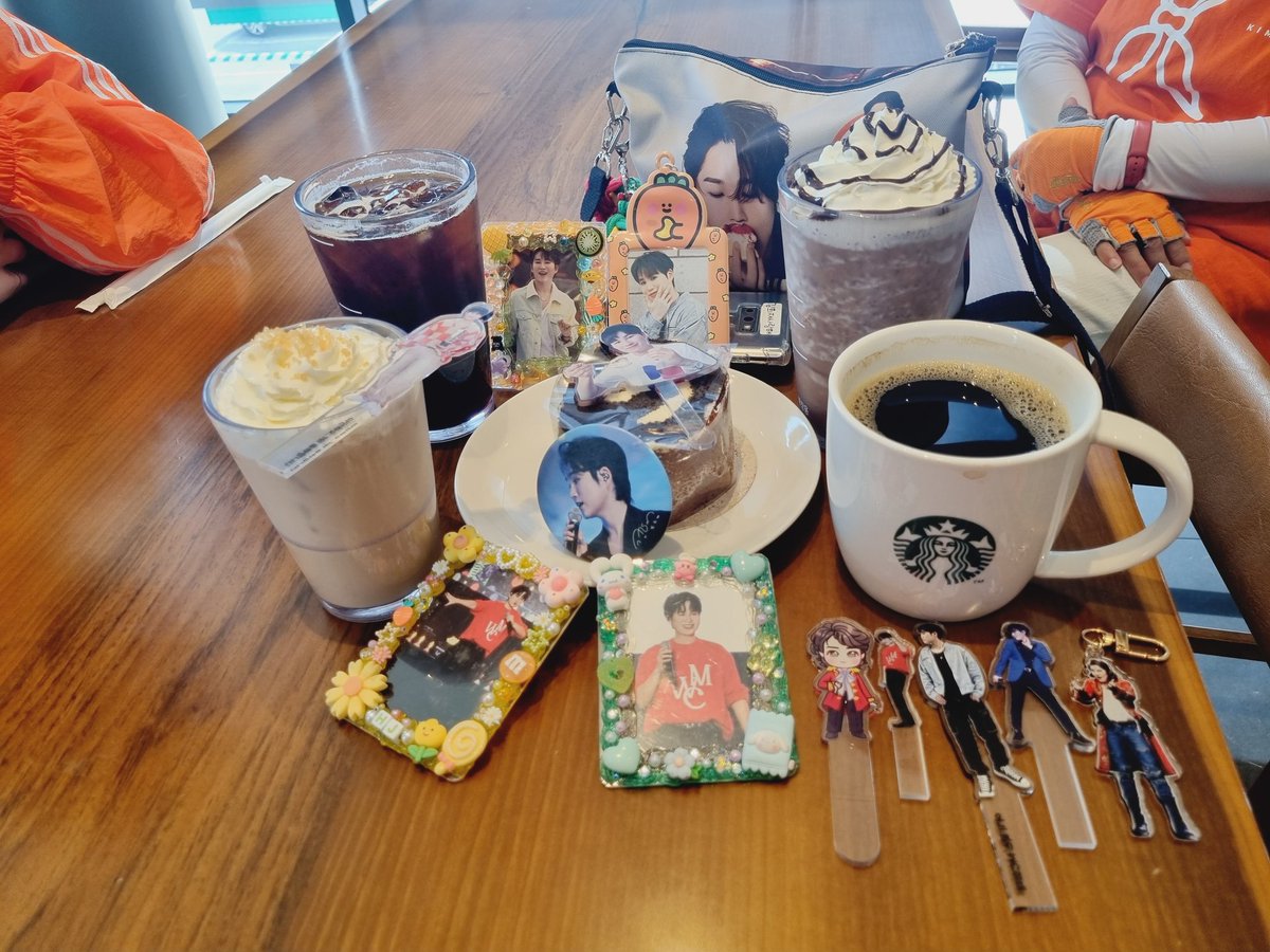 love_starhee_'s tweet image. 🧡목포 전국장애인 체육대회🧡

선물 꾸러미 구성 대박...👍
오늘도 희재 오라버니 응원 가즈아🤩

#김희재 #전국장애인체육대회