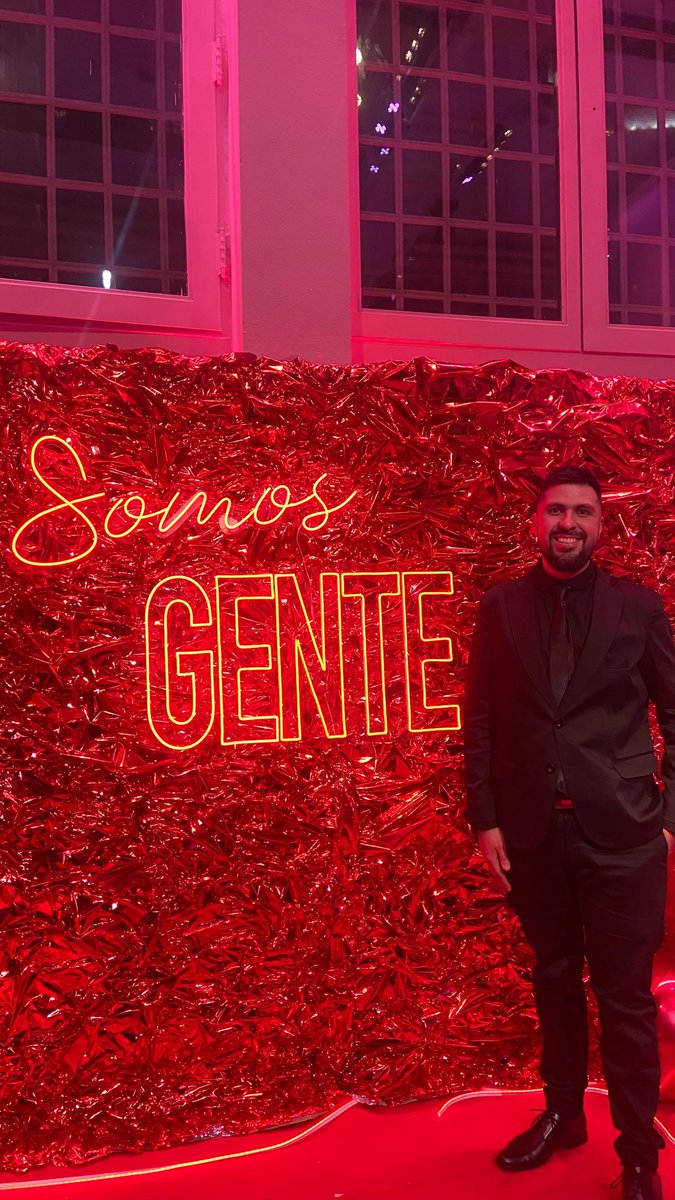 Hoy me recibí de Editor General de la revista Gente. Estoy muy feliz. Me espera un gran desafío.