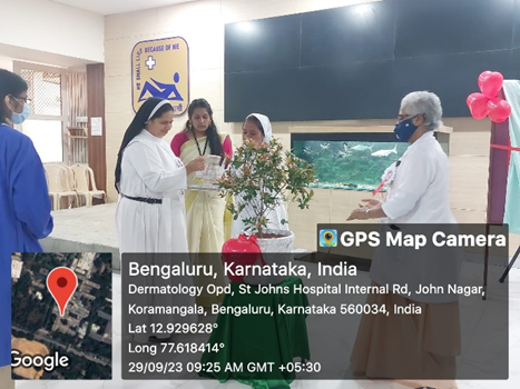 StJohns_Blr's tweet photo. #HealthEducation programme was conducted on #WorldHeartDay Sept 29th by GNM Nursing students in #OPDFoyer
Theme was #UseHeartKnowHeart.
#ChiefGuest: Dr Srilakshmi, HOD #Cardiology
Started with #WateringTheSapling Ceremony by #ChiefGuest, Sr Ria, CNS & Sr. Prasada, VicePrincipal https://t.co/FkxCohekar