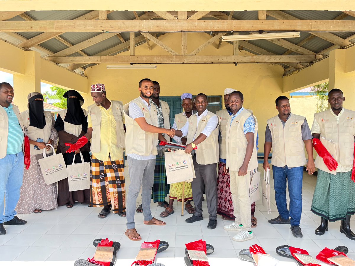 PastoralistGirl's tweet image. Thanks to @oxfaminKE's funding, the WASH project implemented by @PastoralistGirl provided PPEs (jackets, hard gear gloves, gum boots, and dust masks) to CHVs in Masalani.This enables our dedicated CHVs to keep addressing health issues at the community level. #washproject #GFFO