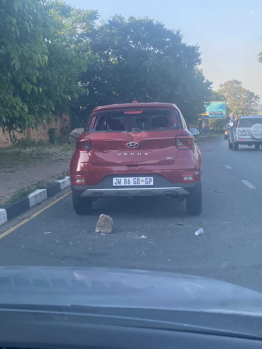 Malatjie_'s tweet photo. This vehicle has been here since Monday. Location Sandton, Rivonia Road 12th Avenue .

It’s getting trashed.

Anyone know what’s the story here? 

@trafficsa https://t.co/sOPBWXlyIw