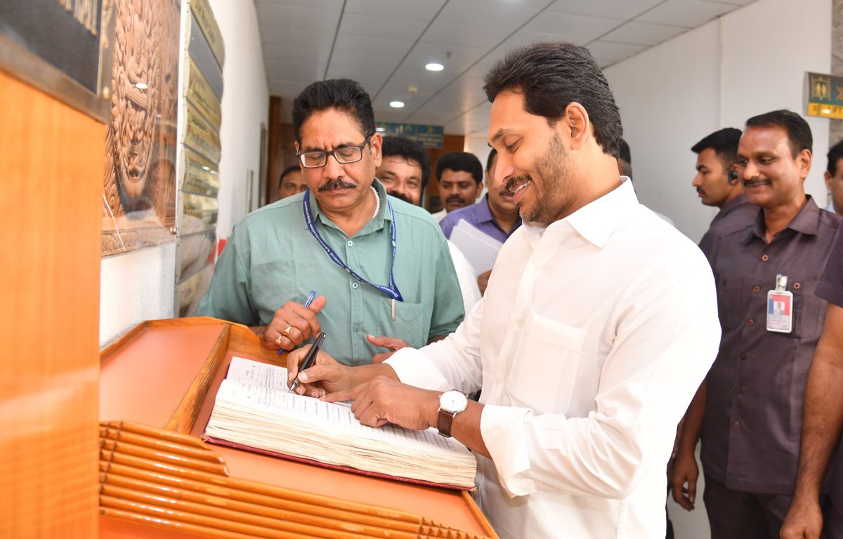 AndhraPradeshCM's tweet photo. ముఖ్యమంత్రి శ్రీ వైఎస్‌ జగన్‌ అధ్యక్షతన సచివాలయంలో సమావేశమైన రాష్ట్ర మంత్రిమండలి. https://t.co/PvKV3jDWcs