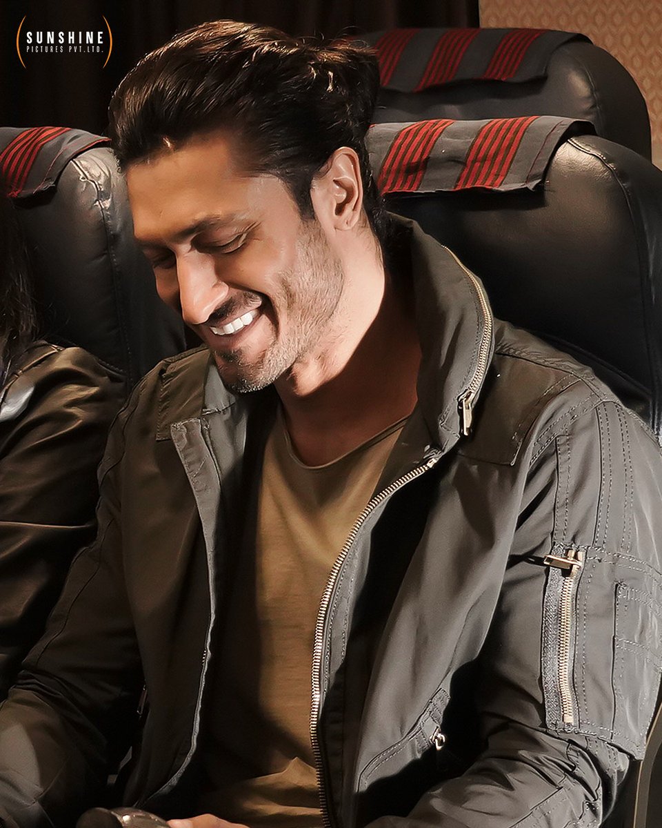 sunshinepicture's tweet image. One man, many moods! Which is your favourite one, tell us in the comments below! 🔥😍
@VidyutJammwal

#VipulAmrutlalShah @Aashin_A_Shah

#SunshinePictures #Commando3 #VidyutJammwal #ManyMoods #Action #Thriller #Bollywood #Movie