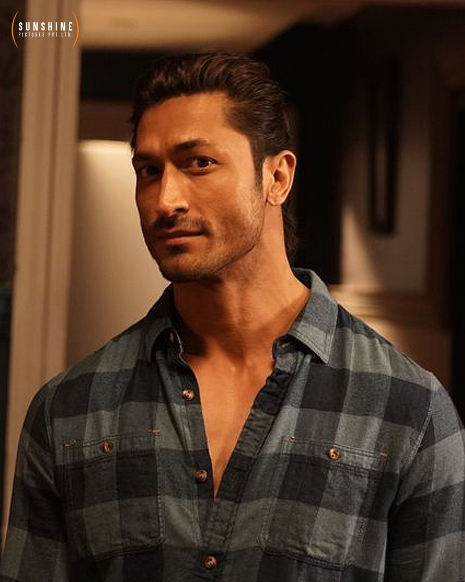 sunshinepicture's tweet image. One man, many moods! Which is your favourite one, tell us in the comments below! 🔥😍
@VidyutJammwal

#VipulAmrutlalShah @Aashin_A_Shah

#SunshinePictures #Commando3 #VidyutJammwal #ManyMoods #Action #Thriller #Bollywood #Movie
