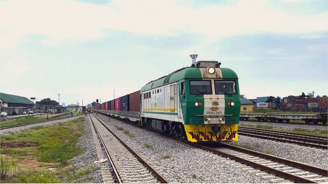 The first container freight train of the Lagos-Ibadan railway, built by #CCECC, has set off from Apapa Port in Lagos, #Nigeria.  It departed from Apapa Port and carried a total of thrity 40-foot containers, arriving at Ibadan station in just two and a half hours.