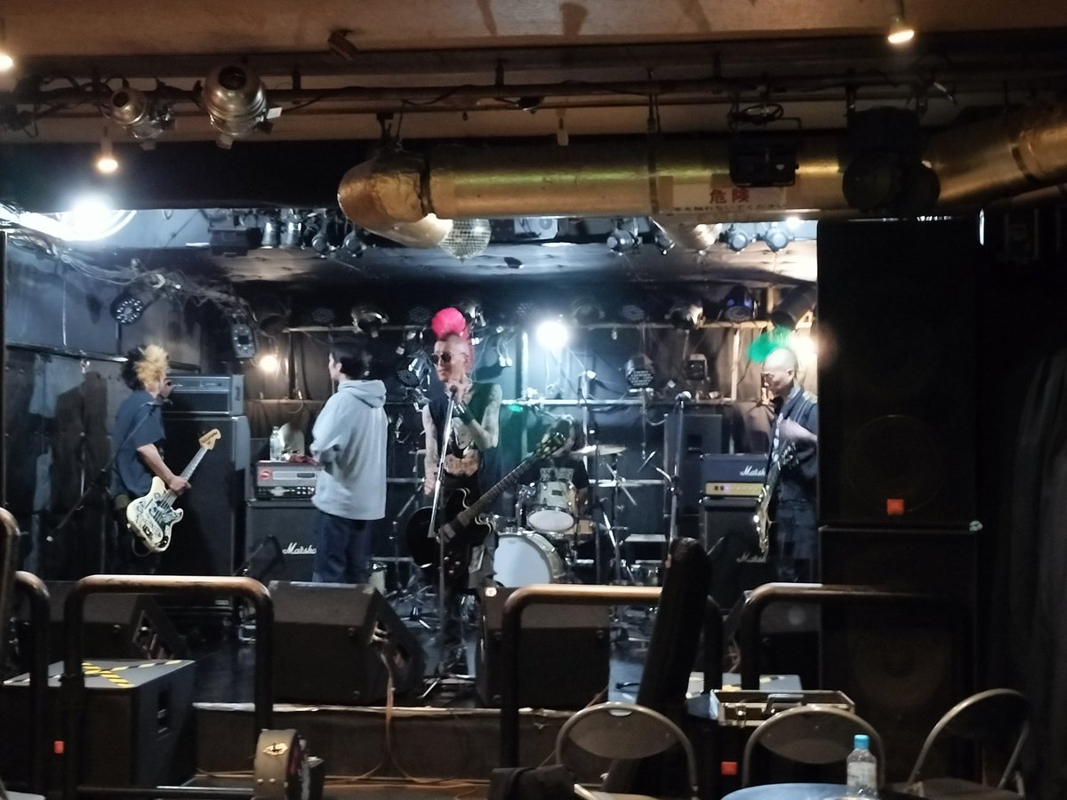 z_piratesrocks3's tweet photo. SKINHEAD GIRL リハ中
#FELLOWS
#FELLOWS53
#EASTBAY
#SKINHEADGIRL
#THERAPTOLS
#TheCALLINGS
#UkuleleHiro
#DJz
#DJTAKA
#高円寺showboat https://t.co/scKkkuP767