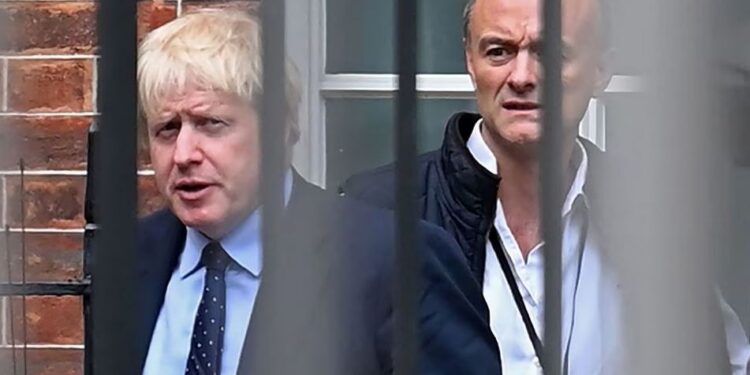 Enquête #Covid en #Angleterre: #BorisJohnson étrillé par son ex-bras droit Dans le cadre de l’enquête Covid au Royaume-Uni, la commission d’enquête a entendu le témoignage de l’ancien proche conseiller de Boris Johnson, Dominic Cummings. Il a fait des révélations choquantes…