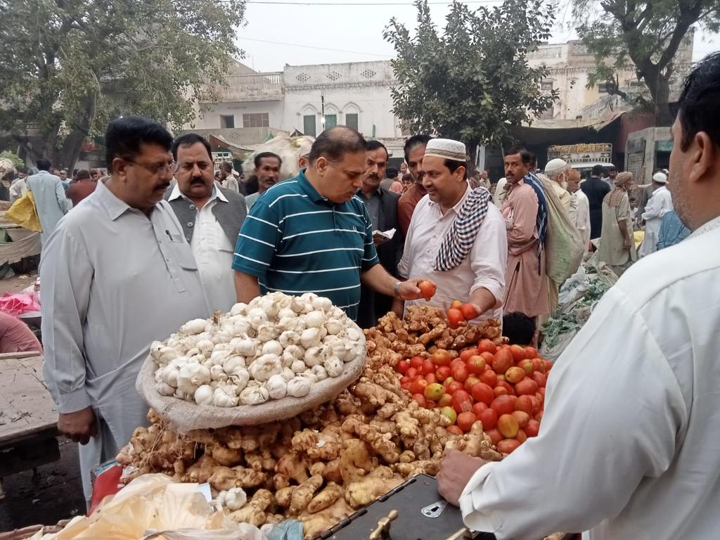 ڈپٹی کمشنر ننکانہ چوہدری محمد ارشد کی ہدایت پر اے ڈی سی آر ننکانہ مزمل الیاس صفاٸی ستھراٸی عملہ کی حاضری سمیت نیلامی کے عمل کا جاٸزہ لینے کے لیے سبزی وفروٹ منڈی کا دورہ کررہے ہیں۔