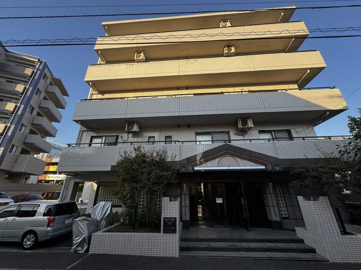 chez_sugi's tweet photo. きてみたw 6階まであるオートロックのなかなか立派なマンションだった。ちょうど真ん中くらいの部屋。 https://t.co/gHXQzmaPR2