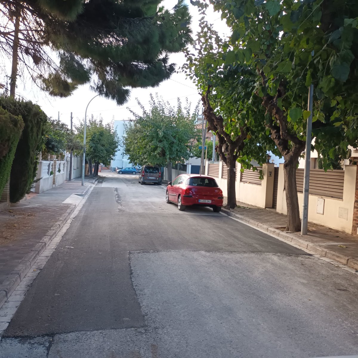 👷🏼‍♀️ Avui continuaran les obres d’asfaltat de molts dels carrers que necessiten una millora per culpa de clots, esquerdes o qualsevol degradació del sòl! Som-hi! ✊🏼

#EsquerraCambrils #Cambrils