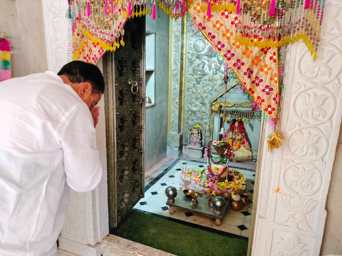 NsDewal's tweet photo. कारलू में भगवान श्री बोटेश्वर महादेव के मंदिर पर दर्शन कर, आशीर्वाद लेने का सौभाग्य प्राप्त हुआ।

इस दौरान महादेव सभी की मनोकामना परिपूर्ण करे ऐसी प्रार्थना की।🙏 https://t.co/bfA49w6hm8
